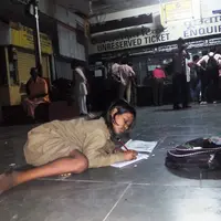 Gadis ini setiap malam pergi ke stasiun untuk belajar. (Sumber Foto: viral4real)