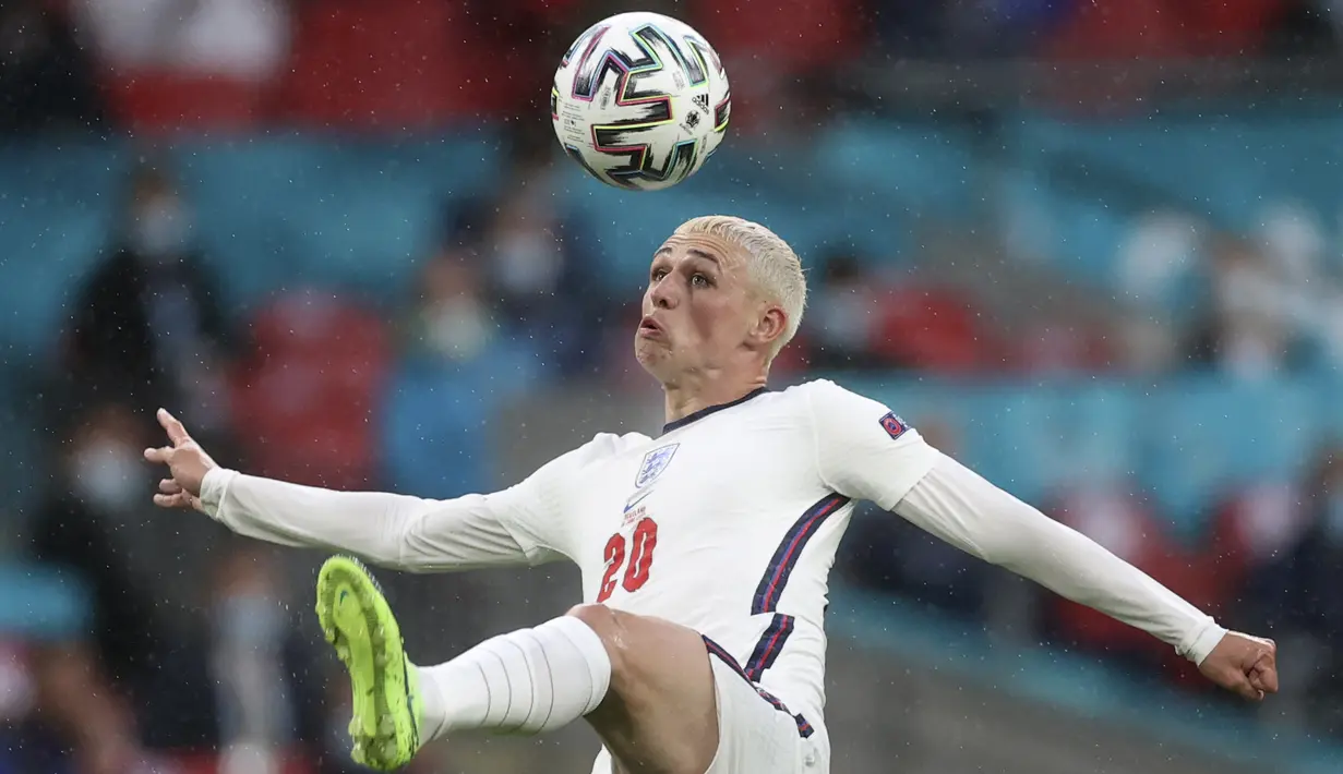 Gelandang Inggris, Phil Foden berusaha mengontrol bola saat bertanding melawan Skotlandia pada pertandingan grup D Euro 2020 di stadion Wembley, di London, Jumat (18/6/2021). Inggris bermain imbang atas Skotlandia dengan skor 0-0. (Carl Recine/Pool Photo via AP)