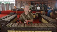 Kenalkan Peter 'Parto', Bule yang Jago Gamelan dan Berbahasa Jawa