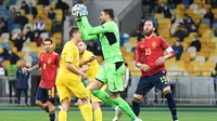 Sergio Ramos (kanan) saat mencoba maksimalkan serangan di laga Ukraina melawan Spanyol pada UEFA Nations League (Sergei SUPINSKY / AFP)