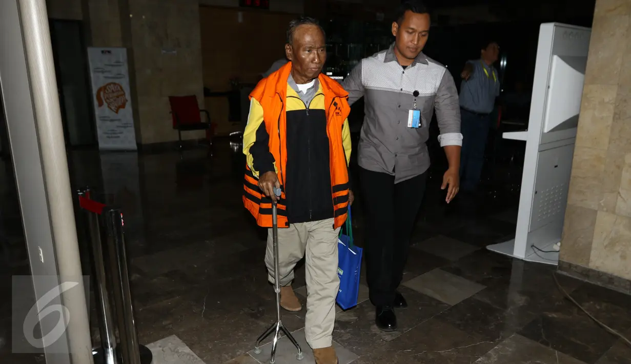  Tersangka korupsi Direktur Pengelola Informasi Administrasi Kependudukan Direktorat Jenderal Kependudukan dan Catatan Sipil Kementerian Dalam Negeri, Sugiharto, usai menjalani pemeriksaan di KPK, Jakarta, Selasa (25/10). (Liputan6.com/Helmi Afandi)