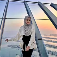 Padanan baju cream dengan pashmina warna light grey seperti yang dikenakan Wirda Mansur juga tak kalah menarik. [Foto: IG/wirda_mansur].