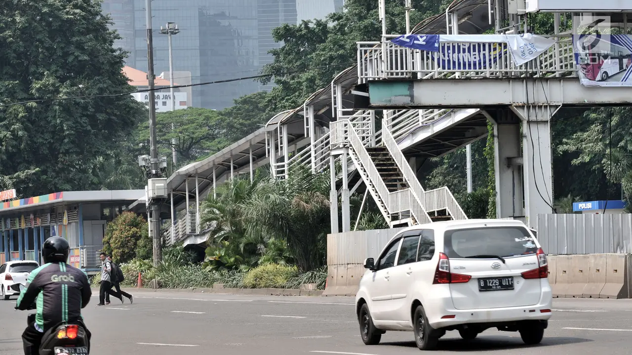 Buntung, JPO Polda Metro Jaya Ancam Keselamatan Pejalan Kaki