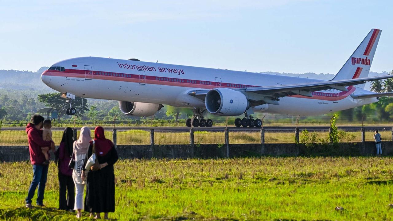 FOTO: Keluarga Iringi Pemberangkan Kloter Pertama Haji Aceh