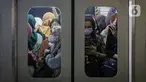 Warga saat berada di dalam rangkaian kereta di Stasiun Sudirman, Jakarta, Rabu (13/12/2023). (Liputan6.com/Faizal Fanani)
