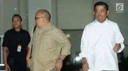 Mensos Idrus Marham berjalan usai menjalani pemeriksaan oleh penyidik di gedung KPK, Jakarta, Kamis (26/7). Idrus diperiksa sebagai saksi untuk dua tersangka Wakil Ketua Komisi VII DPR Eni Maulani Saragih dan Johannes B Kotjo. (Merdeka.com/Dwi Narwoko)