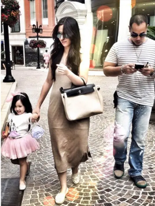 Calon anak kedua Nia Ramadhani diprediksi berjenis kelamin laki-laki, nampak lengkap seperti yang kita ketahui anak pertama mereka adalah perempuan cantik bernama  Mikhayla Zalindra Bakrie. (Via Instagram/@ramadhaniabakrie)