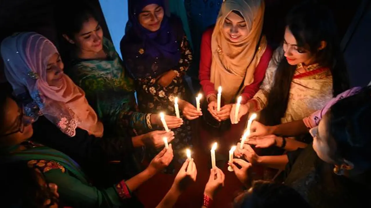 Aksi Nyalakan Lilin Peringati Hari Perempuan Internasional di Bangladesh