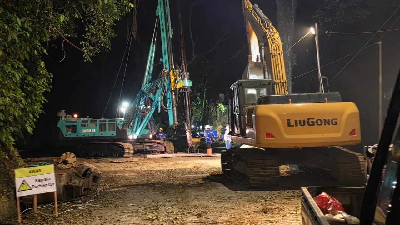 Kementerian Pekerjaan Umum (PU) melakukan pekerjaan preservasi jalan nasional pada ruas Sumberjati–Batas Kabupaten Banyuwangi. (Foto: Kementerian PU)