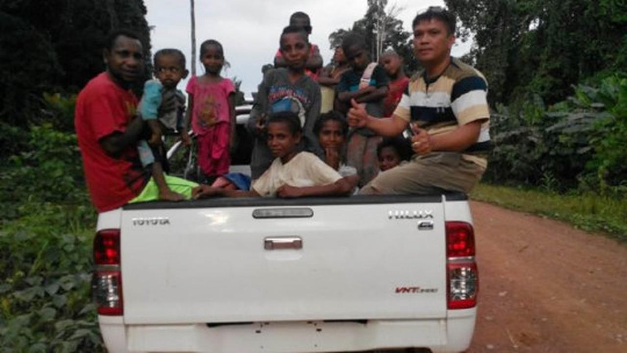 Lintasi medan berat, mobil offroad di Tambrauw berubah jadi taksi