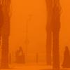 Perempuan berjalan di tengah badai debu parah di Kota Kuwait pada 23 Mei 2022. Gumpalan debu besar yang melayang di atas Kuwait telah mengurangi visibilitas menjadi hampir nol di jalan-jalan hampir sepanjang hari di seluruh negeri. (Yasser Al-Zayyat / AFP)