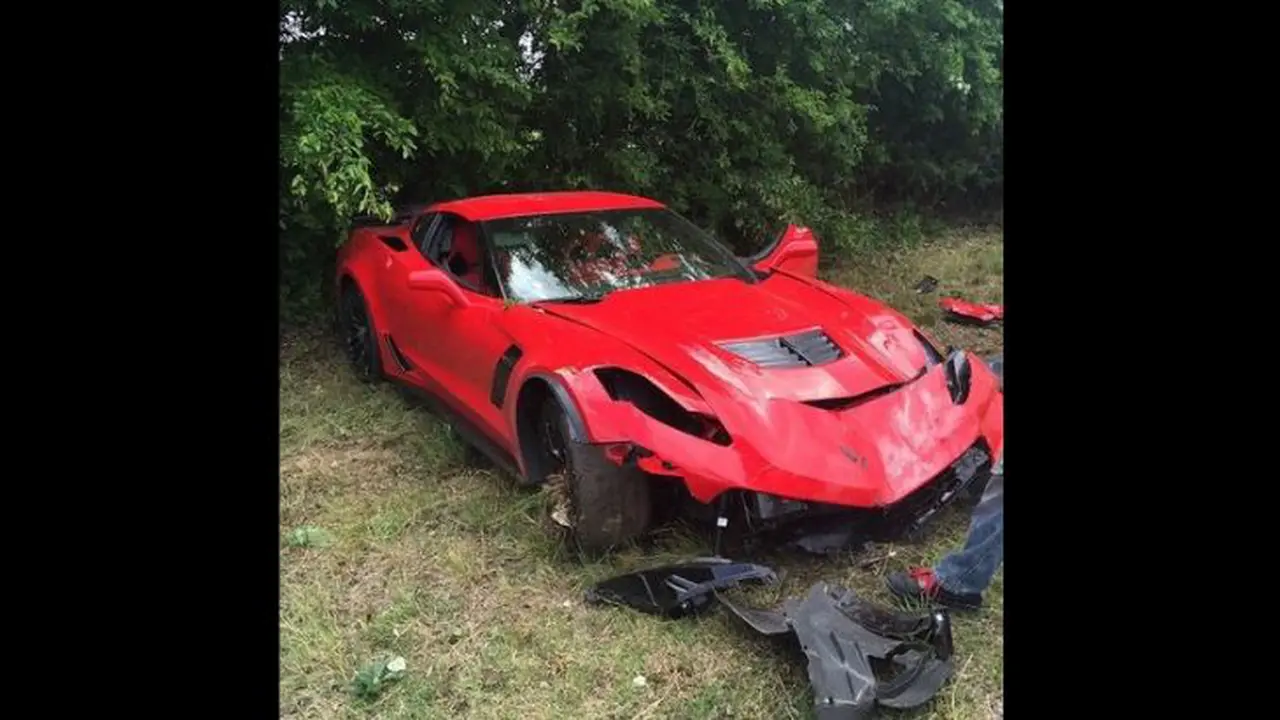 Ingin Pamer, Corvette Ini Malah Ringsek Tabrak Pohon