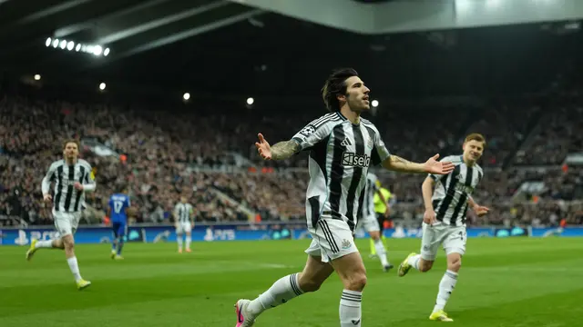 Selebrasi Sandro Tonali di laga Newcastle vs Qarabag di leg kedua playoff Liga Champions 2025/2026 di St. James Park, Rabu (25/02/2026) dini hari WIB.