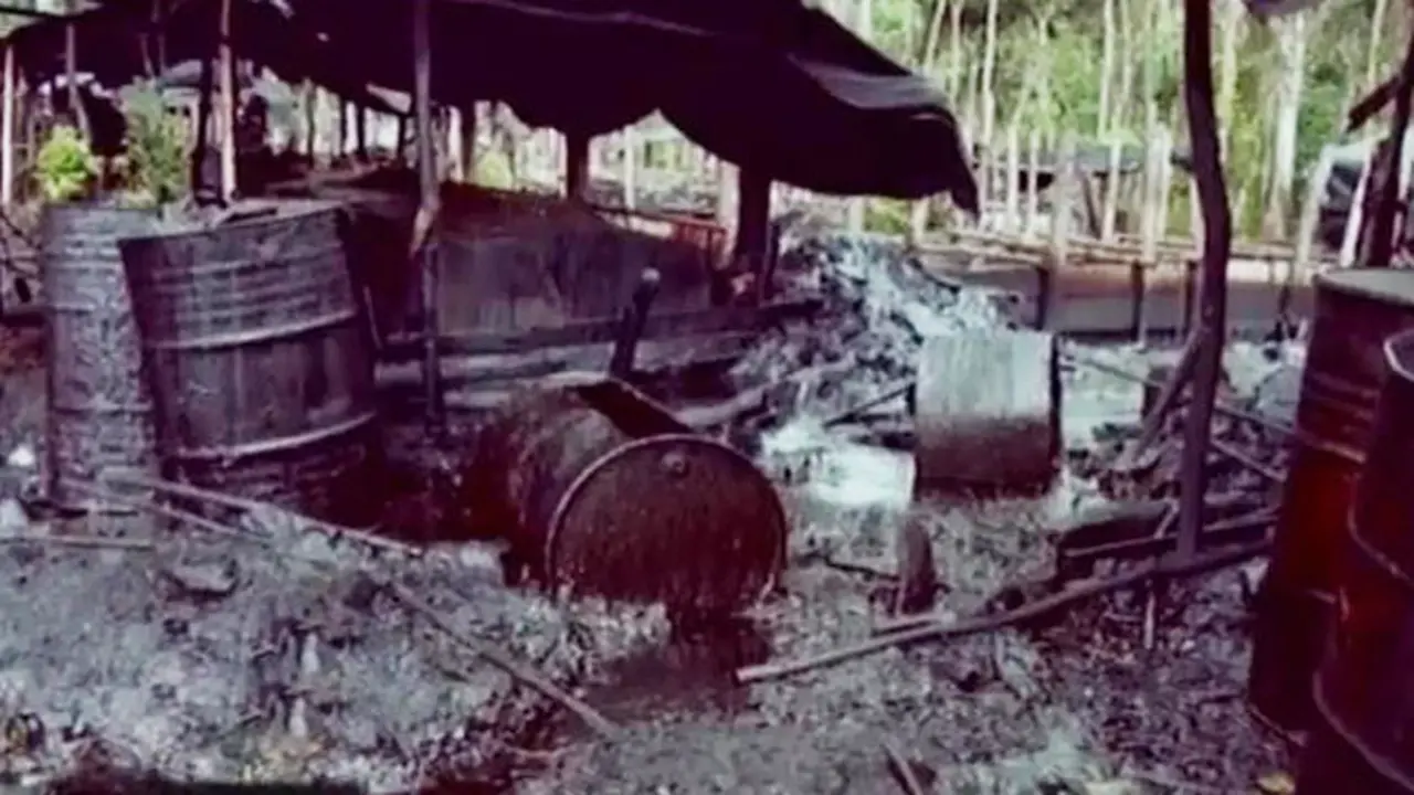 Penambangan minyak mentah tradisional.
