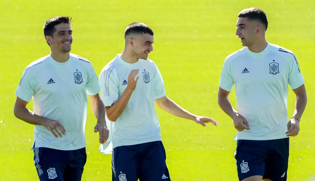 Pemain Spanyol Gerard Moreno (kiri), Pedri (tengah), dan Ferran Torres (kanan) menghadiri sesi latihan tim di Las Rozas, Madrid, Spanyol, Senin (5/7/2021). Spanyol akan bermain melawan Italia pada pertandiangan semifinal Euro 2020. (AP Photo/Manu Fernandez)