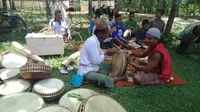Pengrajin alat musik tradisional Gorontalo. (Arfandi Ibrahim/Liputan6.com)