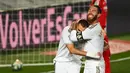 Bek Real Madrid, Sergio Ramos, merayakan gol yang dicetak Karim Benzema ke gawang Villarreal pada laga lanjutan La Liga pekan ke-37 di Estadio Alfredo Di Stefano, Jumat (17/7/2020) dini hari WIB. Real Madrid menang 2-1 atas Villarreal. (AFP/Gabriel Bouys)