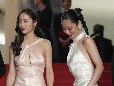 Krystal Jung berperan sebagai Han Yu Rim sementara Jeon Yeo Bin sebagai Shin Mi Do. Dalam Festival Film Cannes 2023 keduanya tampak cantik memukau dengan blackless dress. (Foto: Scott Garfitt/Invision/AP)