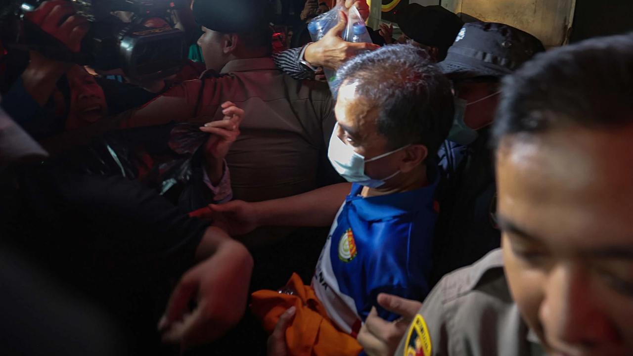 FOTO: Roy Suryo dan Dokter Tifa Dibawa ke Rumah Sakit Polri Usai Ditangkap