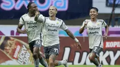 Persib Bandung sukses mengkudeta Persija Jakarta dari peringkat kedua klasemen sementara BRI Liga 1 2022/2023 setelah pada laga pekan ke-25 mampu menjinakkan perlawanan RANS Nusantara FC dengan skor 3-1 di Stadion Pakansari, Bogor, Minggu (19/2/2023) sore WIB. Tiga gol Maung Bandung dicetak masing-masing satu gol dari David Da Silva dan Ciro Alves ditambah satu gol bunuh diri pemain RANS, Finky Pasamba. Sementara satu-satunya gol RANS Nusantara FC ke gawang Persib dicetak Yanis Mbombo Lokwa. (Bola.com/M Iqbal Ichsan)