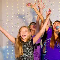 Ilustrasi karaoke bersama anak-anak/Shutterstock-Elena Nichizhenova.