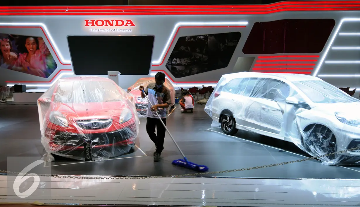 Pekerja membersihkan salah satu booth produsen mobil peserta pameran Indonesia Internasional Motor Show 2015 di JIExpo Kemayoran, Jakarta, Selasa (18/8/2015). Sekitar 50-an brand mobil ternama akan ramaikan IIMS 2015. (Liputan6.com/Helmi Fithriansyah)