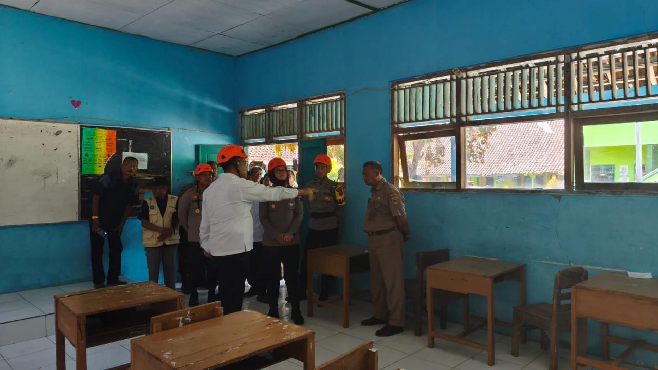 Atap Sekolah di Sragen Ambruk Hingga 8 Siswa Luka, Dibangun di Zaman Soeharto Terakhir Direnovasi Awal Reformasi,