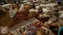 Buruh angkut tertidur diantara sayur mayur dagangan di kawasan Pasar Induk Kramat Jati, Jakarta, Sabtu (14/01). Sempitnya lapangan pekerjaan dan pendidikan yang minim membuat mereka nekat untuk mengadu nasib sebagai buruh angkut. (Liputan6.com/JohanTallo)