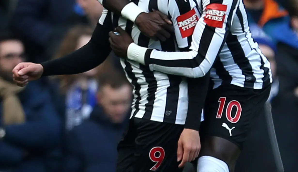 Pemain Newcastle Dwight Gayle (kiri) melakukan selebrasi usai mencetak gol ke gawang Chelsea di pertandingan Liga Inggris di Stamford Bridge, London (2/12). Pada laga ini, Newcastle berhasil membobol gawang Chelsea lebih dulu. (Steven Paston / PA via AP)