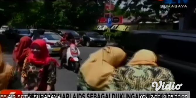 VIDEO: Peringati Hari AIDS Sedunia, Dokter di Sidoarjo Bagikan Bunga