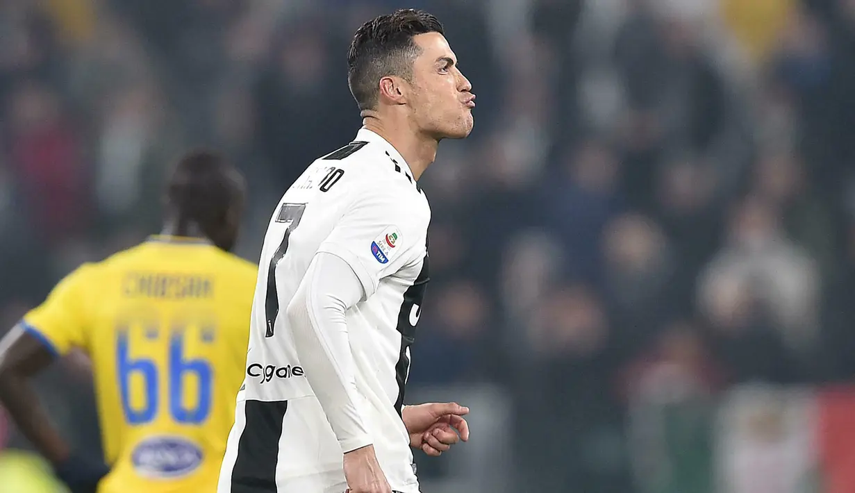 Striker Juventus, Cristiano Ronaldo, melakukan selebrasi usai membobol gawang Frosinone pada laga Serie A di Stadion Allianz, Turin, Jumat (15/2). (AP/Alessandro Di Marco)