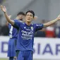 Gelandang Persib Bandung, Oh In-Kyun, menyapa suporter usai melawan Sriwijaya FC pada laga Grup A Piala Presiden di Stadion GBLA, Bandung, Selasa (16/1/2018). Persib menang 1-0 atas Sriwijaya FC. (Bola.com/M Iqbal Ichsan)