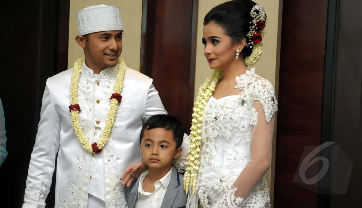 Hengky Kurniawan bersama putra tunggalnya, Bintang Pratama dan Sonya Fatmala saat akad nikah di sebuah hotel kawasan TMII, Jakarta, Kamis (23/4/2015). (Liputan6.com/Panji Diksana)