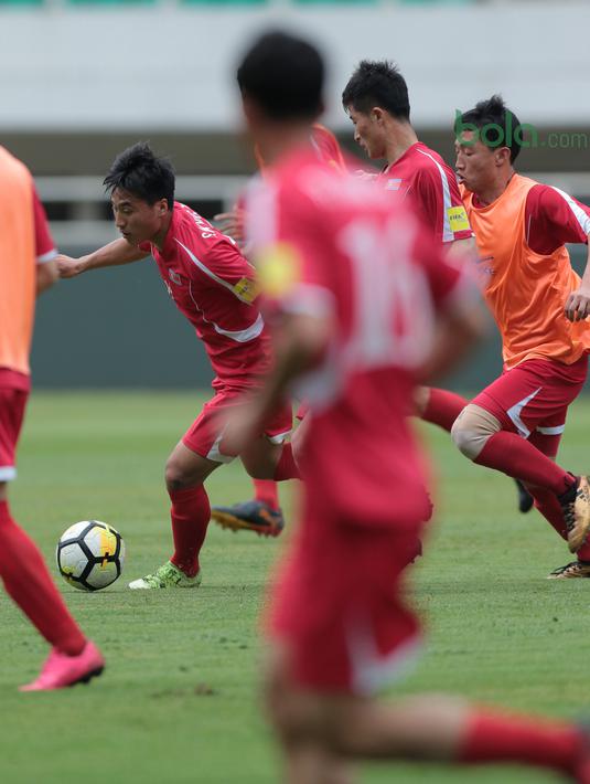Aksi para pemain Korea Utara saat melakukan sesi uji coba lapangan di Stadion Pakansari, Bogor, (26/4/2018). Korea Utara akan mengikuti ajang PSSI Anniversarry Cup 2018. (Bola.com/Nick Hanoatubun)