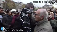 Seorang pria di Paris menyampaikan pesan bahwa Muslim bukanlah teroris. Sumber: Dailymail