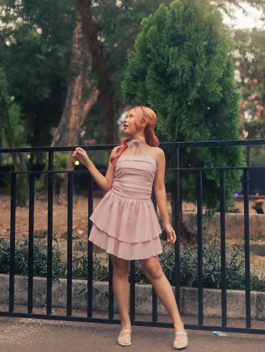 Kalau di Indonesia, representasi gaya Coquette bisa kamu lihat salah satunya dari penampilan Nadin Amizah. Ia kerap tampil feminin dengan dress-dress beraksen pita. [@cakecaine]