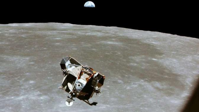 Pesawat Apollo 11 yang dijalankan Neil Armstrong dan Buzz Adlrin ketika mendekati Bulan. (NASA)
