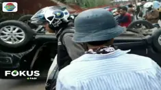 Tiba-tiba mobil hilang kendali dan menabrak dua sepeda motor di depannya.