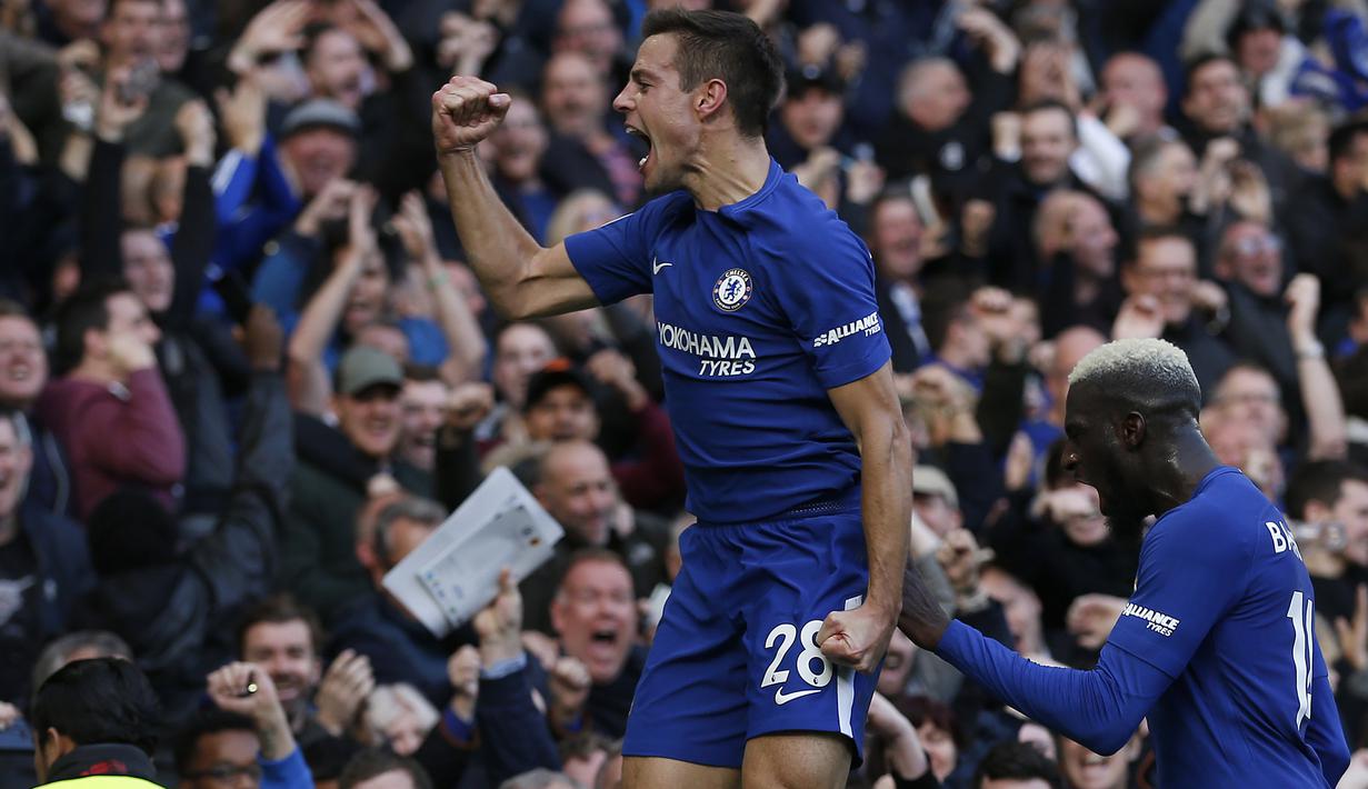 Pemain Chelsea, Cesar Azpilicueta (kiri) mencetak satu gol untuk timnya saat mengalahkan Watford pada  laga Premier League Pekan ke-9 di Stamford Bridge,  (21/10/2017). Chelsea menang 4-2. (AFP/Ian Kington)