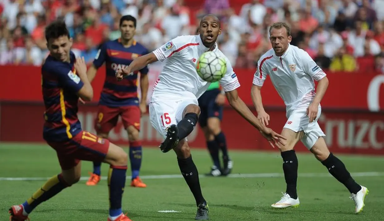 Pemain Sevilla's Steven N'Zonzi (tengah) menendang bola  saat laga Liga Spanyol antara Sevilla FC vs Barcelona di Stadion Ramon Sanchez Pizjuan stadium, Sevilla, Sabtu (3/10/2015). Sevilla menang 2-1  AFP Photo / Cristina Quicler