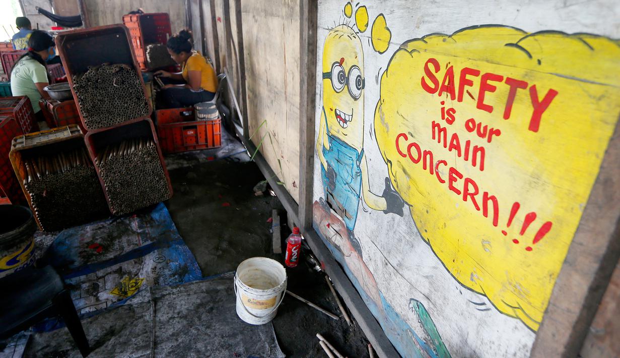 Aktivitas pekerja membuat kembang api di dalam sebuah gubuk di provinsi Bulacan, utara Manila, Rabu (27/12). Seperti banyak negara di Asia, warga Filipina juga akan merayakan malam pergantian tahun dengan kembang api tradisional. (AP/Bullit Marquez)