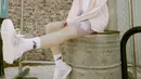 Melengkapi penampilan pink nude-nya, IU tampil makin sporty dengan biker pants. Selaras dengan sneaker pink New Balance yang ia kenakan. (New Balance)