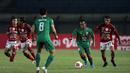 Striker PSS Sleman, Irfan Jaya (kedua dari kanan) menguasai bola dibayangi striker Bali United, Stefano Lilipaly (kanan) dalam laga perempatfinal Piala Menpora 2021 di Stadion Si Jalak Harupat, Bandung, Senin (12/4/2021). PSS Sleman menang 4-2 melalui adu penalti. (Bola.com/Ikhwan Yanuar)