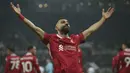 Pemain Liverpool, Mohamed Salah melakukan selebrasi setelah mencetak gol ketiga timnya ke gawang Newcastle pada laga lanjutan Liga Inggris 2024/2025 di St James Park Stadium, Newcastle, Inggris, Kamis (05/12/2024) WIB. (AP Photo/Ian Hodgson)