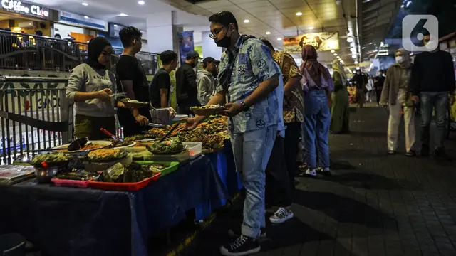 FOTO: Berkah Ramadhan untuk Pedagang Makanan Pinggir Jalan