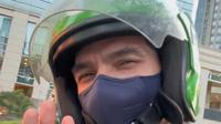 Kerap naik kendaraan umum, artis senior berusia 45 tahun itu bahkan kerap dicap miskin oleh netizen. Melalui unggahan di akun instagramnya, Adrian beberapa kali membagikan rincian biaya perjalanan dari rumah ke kantor. [Instagram/adrianmaulana]