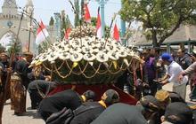 Rayakan Idul Adha, warga Solo berebut 2 gunungan keraton