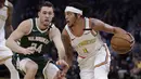 Pebasket Golden State Warriors, Damion Lee, berusaha melewati pebasket Milwaukee Bucks pada laga NBA di Chase Center, Rabu (8/1/2020). Milwaukee Bucks menang 107-98 atas Warriors. (AP/Ben Margot)