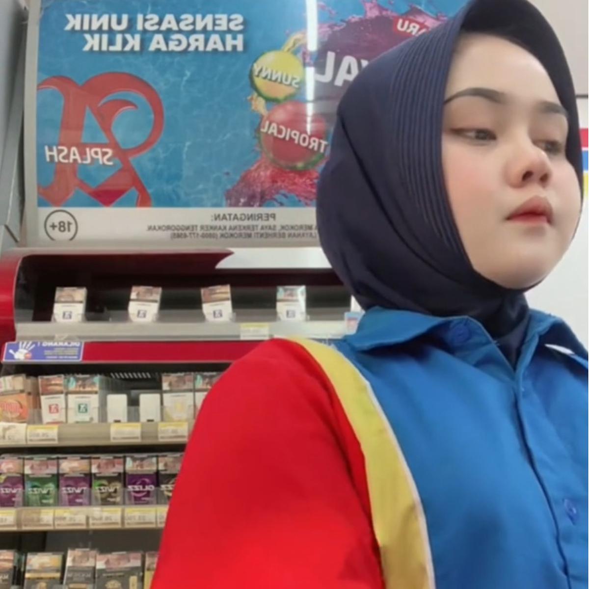 Tak Tega Lihat Pedagang Lansia Kelelahan, Aksi Perempuan Ini Traktir Minum Viral