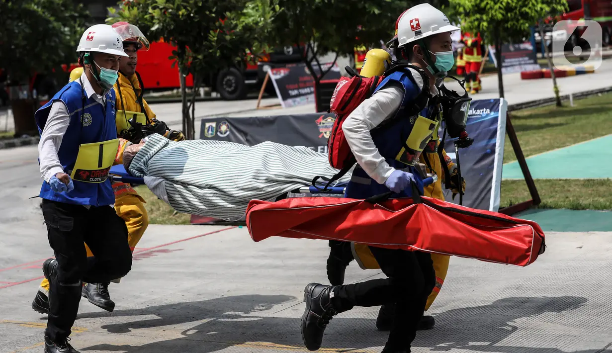 Peserta saat mengikuti Jakarta Fire Safety Challengge (JFSC) tahun 2022 di Lapangan Kantor Dinas Penanggulangan Kebakaran dan Penyelamatan (Gulkarmat), Duri Pulo, Jakarta Pusat, Selasa (9/8/2022). Kegiatan ini diikuti oleh 101 kontingen dari petugas Manajemen Keselamatan Kebakaran Gedung (MKKG) dan Manajemen Keselamatan Kebakaran Lingkungan (MKKL) di wilayah DKI Jakarta. (Liputan6.com/Johan Tallo)